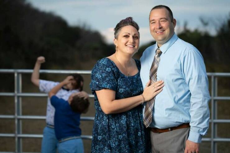 Awkward family photos kids fighting