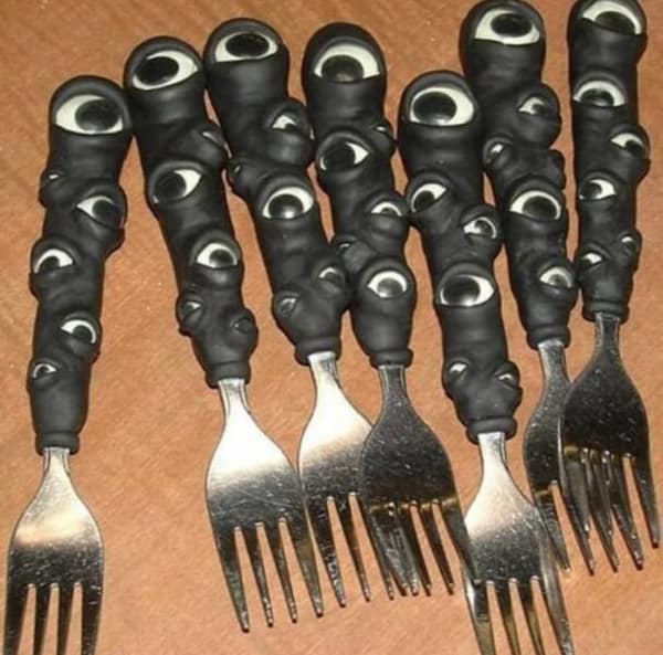 cursed images, weird and bizarre, unsettling sights, creepy coincidences, haunted images, eerie occurrences, macabre sightings