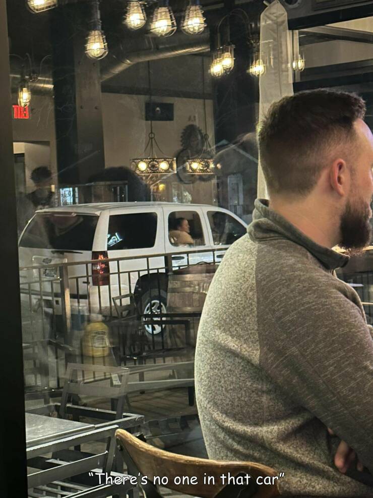 funny meme "There's no one in that car"