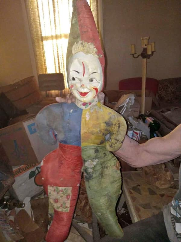 cursed images, weird photos, surreal encounters, uncanny anomalies, eerie pictures, unsettling visuals, inexplicable images