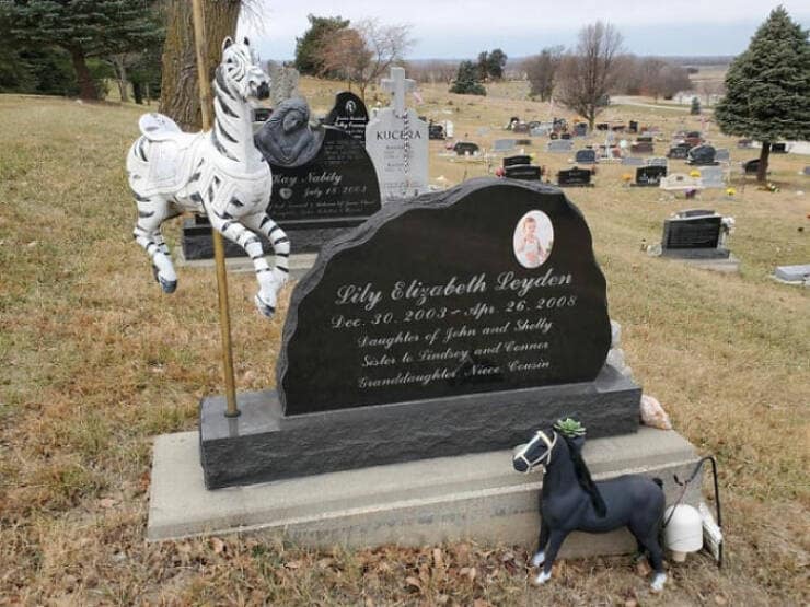 Hilarious tombstones, humorous headstones, funny cemetery inscriptions, Comic tomb etchings, witty headstone sayings, laughter-inducing epitaphs