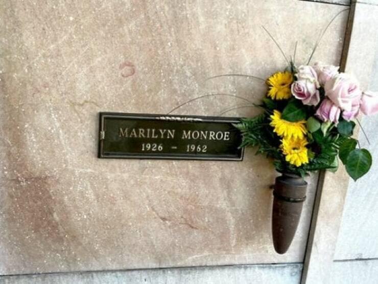 Hilarious tombstones, humorous headstones, funny cemetery inscriptions, Comic tomb etchings, witty headstone sayings, laughter-inducing epitaphs