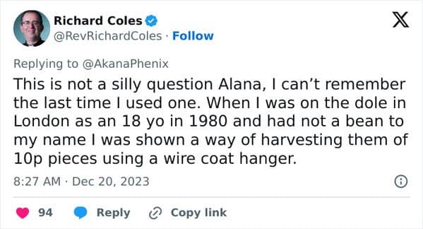 are payphones real, are pay phones real, are payphones real?, funny Twitter thread, generational humor, viral internet debates, amusing Twitter debate, hilarious Twitter conversation, age gap jokes, generational differences comedy