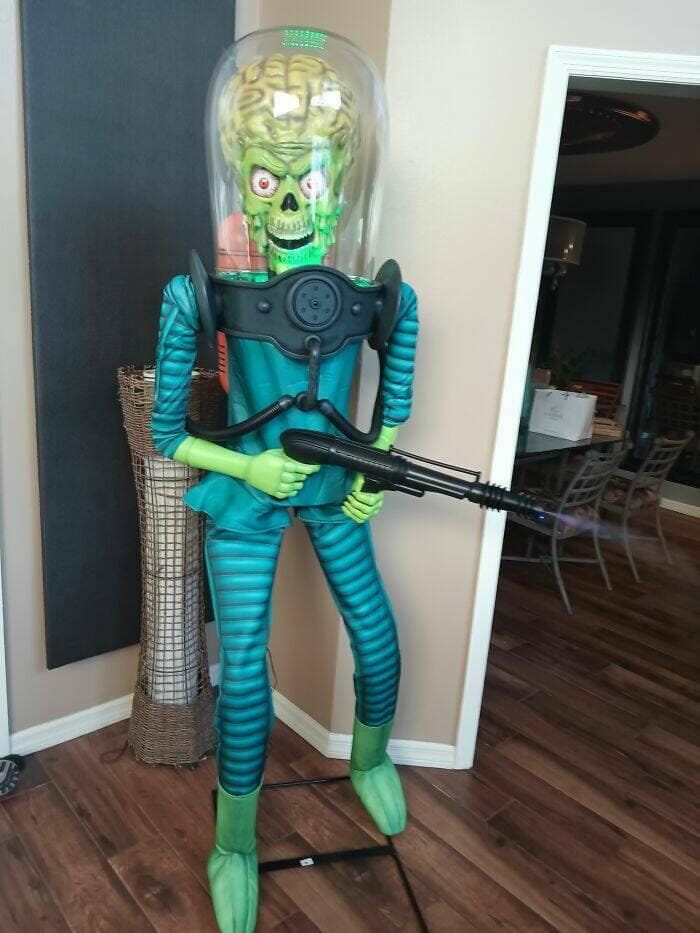 best thrift store finds, vintage clothing, secondhand stores, bargain shopping, thrifted treasures, consignment shops, pre-loved clothes