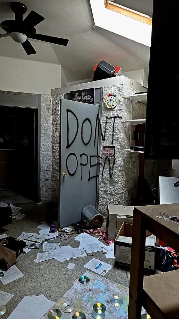 cursed images, creepy photos, unsettling images, eerie pictures, Creepy images, spooky photos, haunting pictures, Unsettling photos, disturbing pictures, weird images, Bizarre photos, odd images, strange pictures