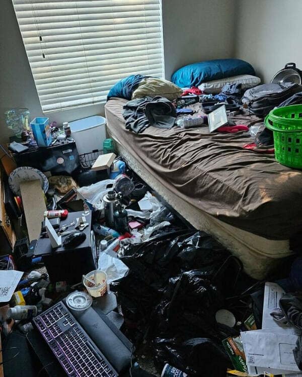 funny real estate listings, weird property listings, strange house listings, unusual home listings, quirky house photos, real estate fails, bizarre decor listings, funny property features, strange housing trends