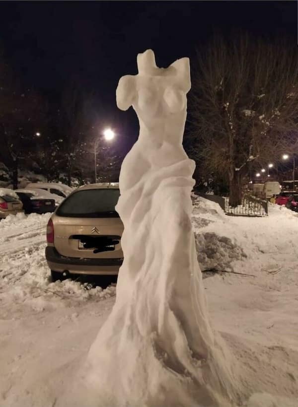 amazing snow sculptures, impressive snow creations, masterful snow builds, elaborate icy builds, snow art, wintry sculpture, cold craft, powdery artistry, frozen sculptures, ice-based art, frosty statues, crystallized structures