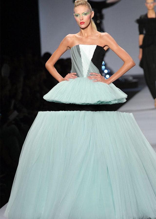 cool optical illusions, optical illusions, clever illusions, engaging illusions, eye-tricking illusions, mind bending illusions, reality-twisting visuals, confusion-inducing pictures, perplexing illusions, deceptive imagery, cunning art illusions, vantage-based illusions, optical puzzle, visual riddle, perception test, brain-teasing pattern