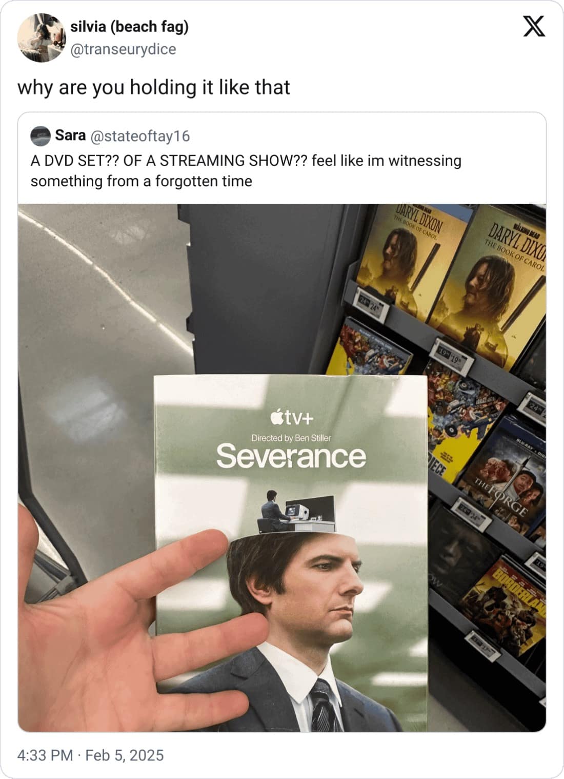 why are you holding it like that Sara @stateoftay16 A DVD SET?? OF A STREAMING SHOW?? feel like