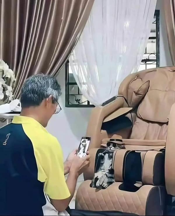 photos with no context, bizarre photos, random images, weird pictures, strange photos, unexplained photos, out of context pics, odd images, confusing photos, surreal pictures, weird pics, random photos, WTF photos, uncanny images, no context snapshots, weird internet pics, mystery photos, puzzling pictures, oddball photos, quirky images