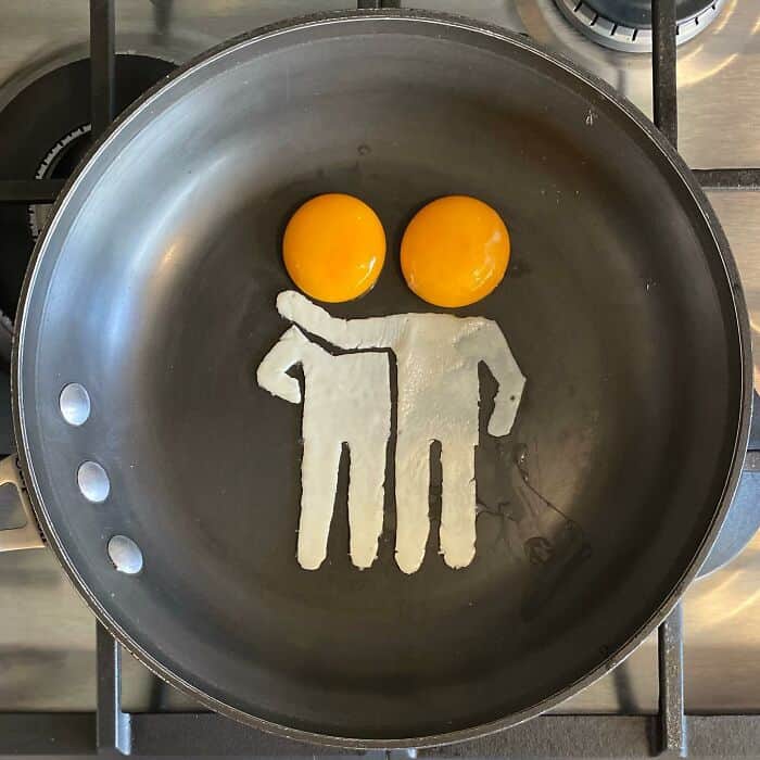 Two stick figures made from eggs with yolks as heads