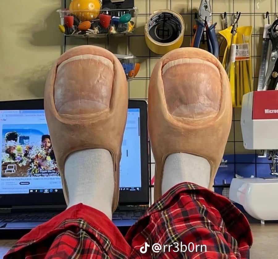 Slippers shaped like giant human toes