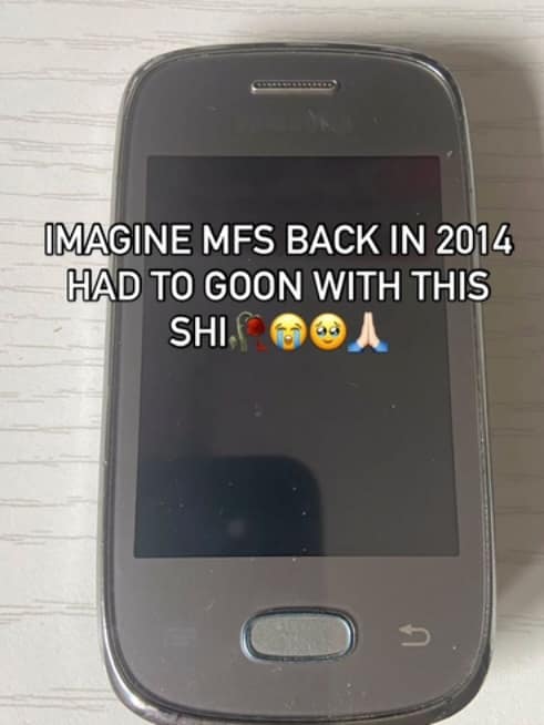 A funny meme about how difficult it was to use small smartphones back in 2014.