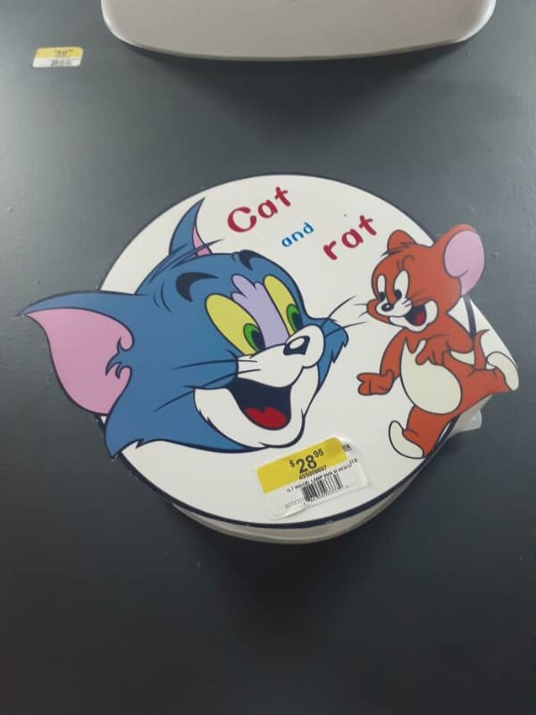 A knock-off product featuring the famous cartoon duo Tom and Jerry that has been generically and literally labeled as "Cat and rat."