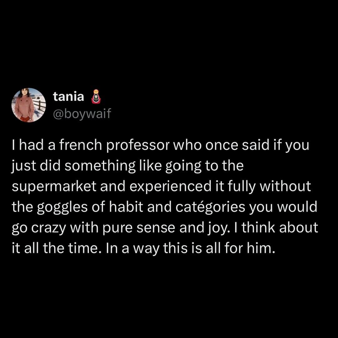 A wholesome tweet about a professor's advice to experience everyday things with a fresh and joyful new perspective.