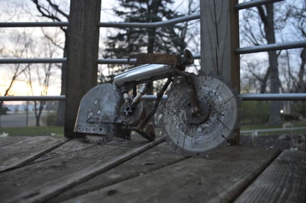 A cool motorcycle sculpture made from scrap metal and saw blades, a unique scrap art DIY win.