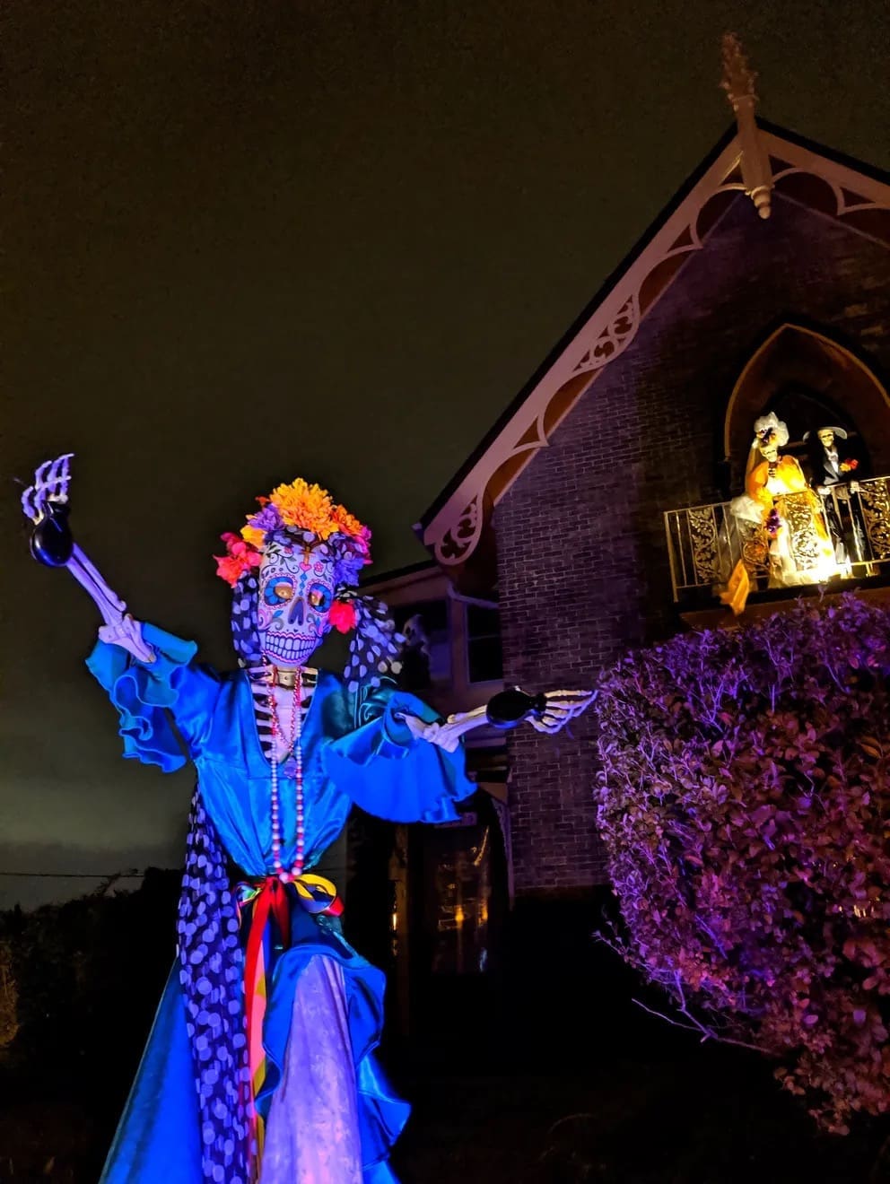 An amazing halloween house featuring beautiful, large-scale Day of the Dead (Día de los Muertos) skeleton figures