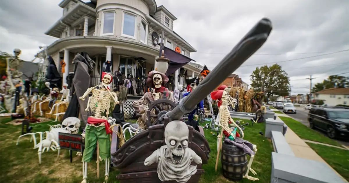 A gallery of the most amazing halloween house decorations, perfect for inspiring trick-or-treaters on Halloween night