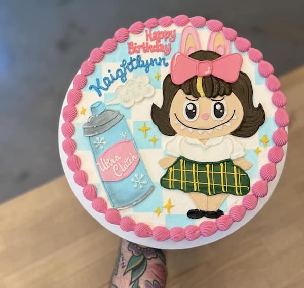 An unfortunate name, "Kaightlynn," written on a beautifully decorated birthday cake.