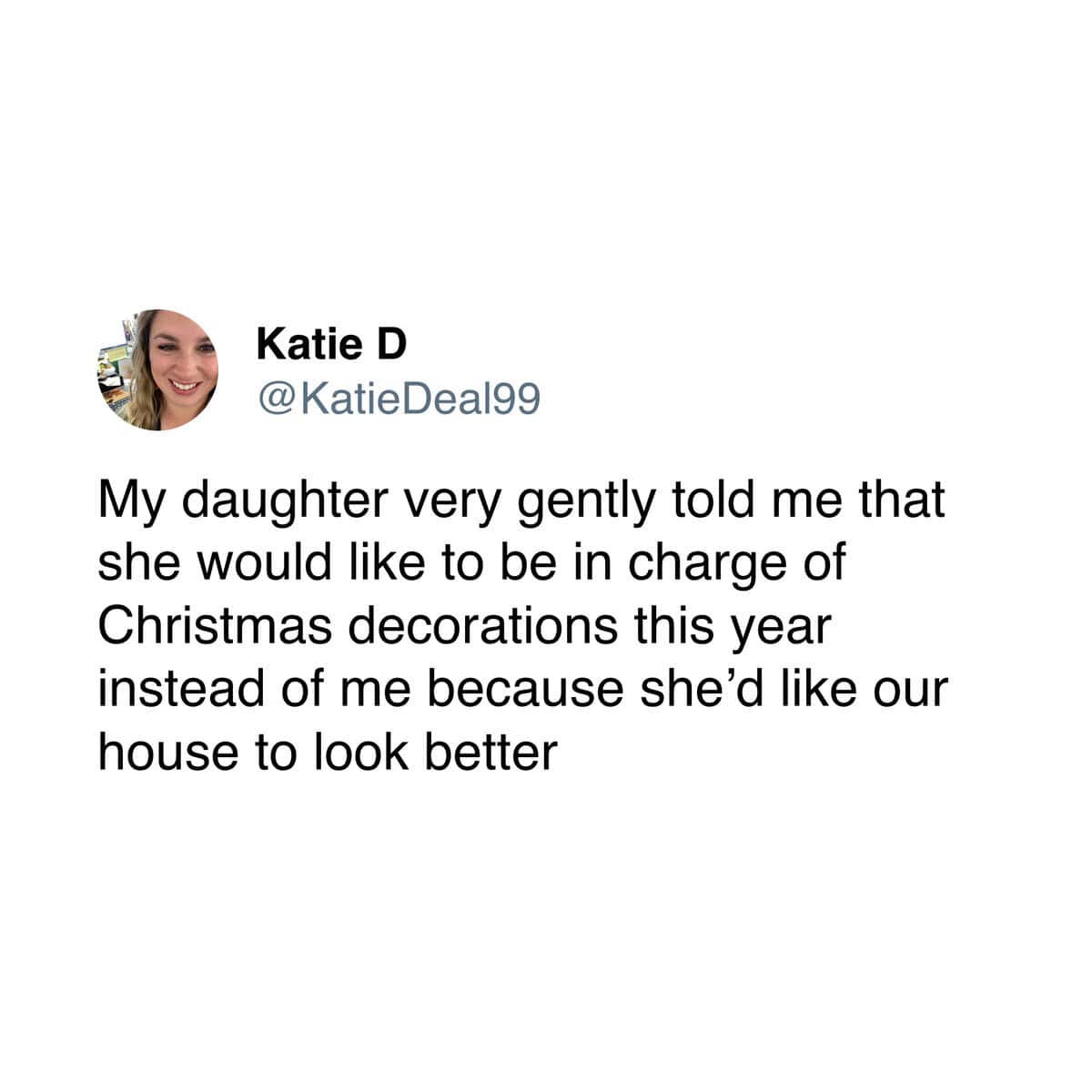 A christmas decoration meme of a tweet about a daughter roasting her mom's decorating skills.