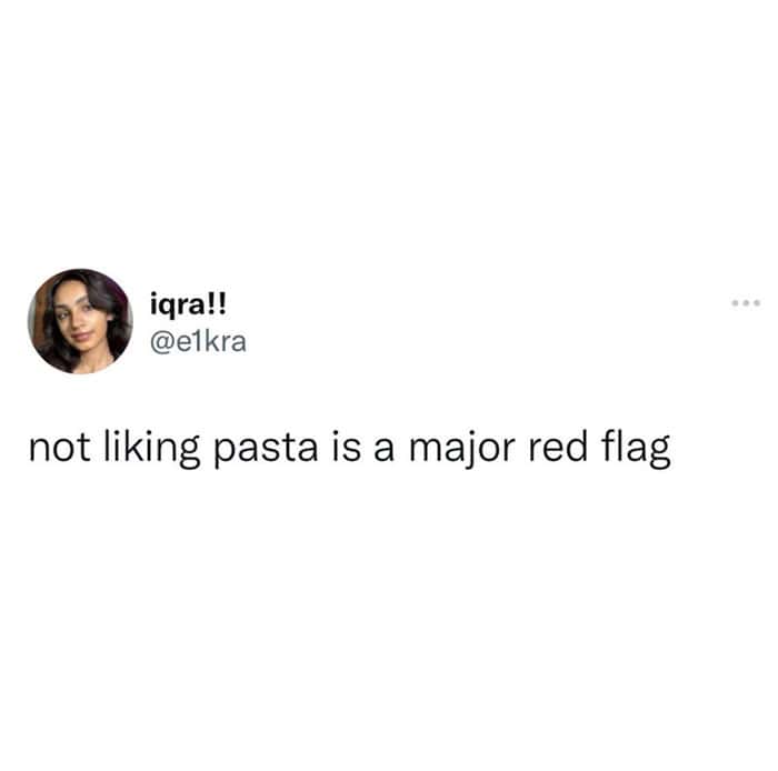 A funny food tweet from @e1kra stating that not liking pasta is a "major red flag."
