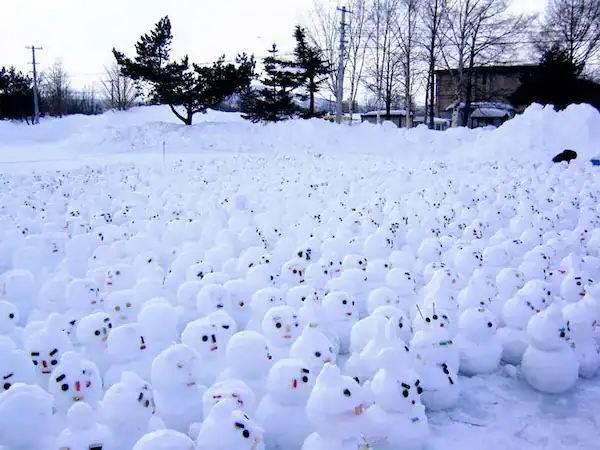 Field filled with hundreds of small identical snowmen.