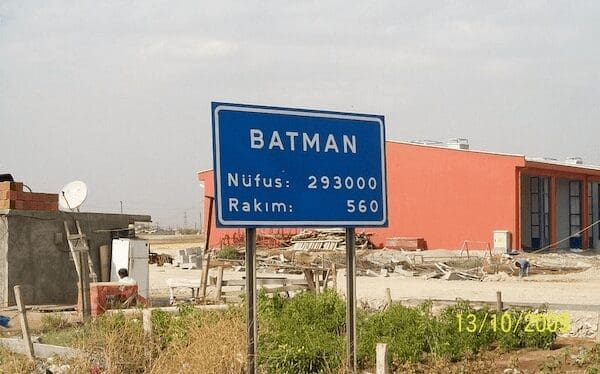 Blue Turkish road sign for Batman city displaying a population of two hundred ninety thousand.