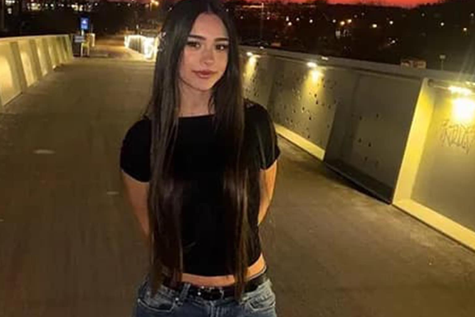 A dump of savage roasts from r/roastme featuring a man with a "lactating" belly button, the "Jafar Dahmer" character fusion, and a tuxedo-clad man described as "two virginities in a trench coat."